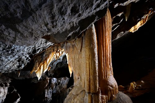Grotte de la Fileuse de verre ou de la Devèze (Courniou, Hérault) - Piliers massifs et draperies dans la salle Armand(SP-25-0584 )